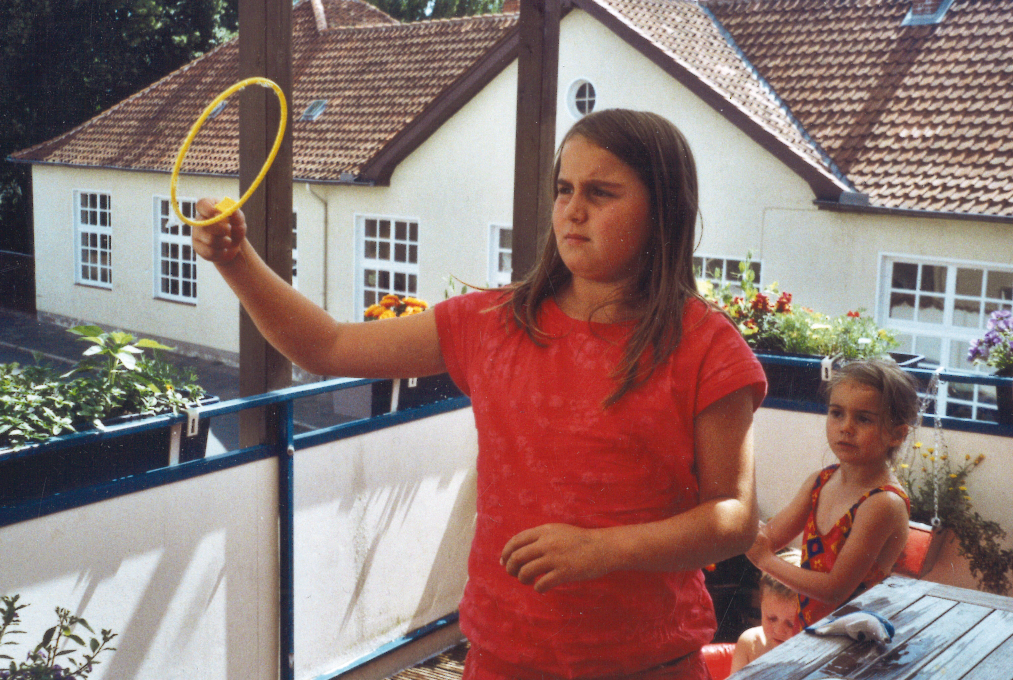 Kinder machen auf Balkon Seifenblasen